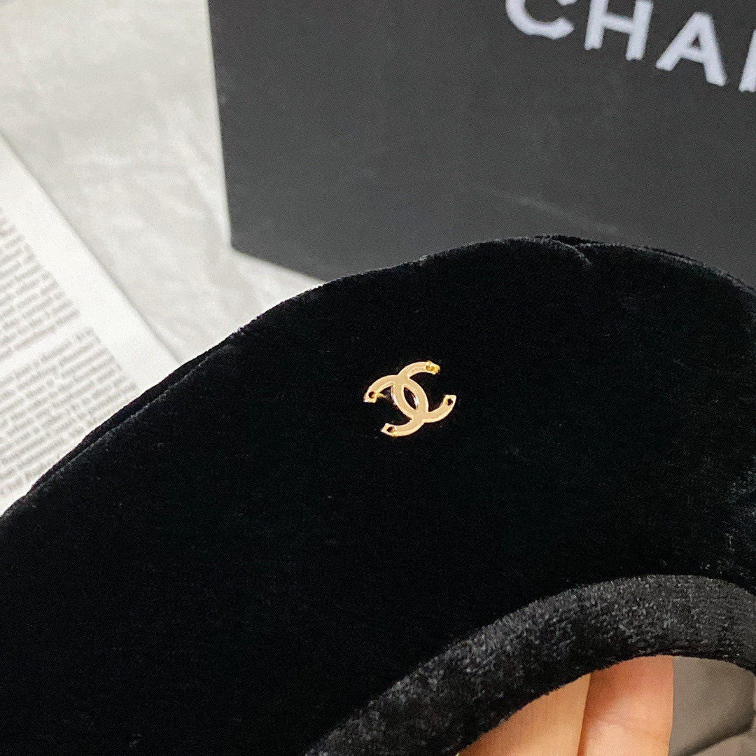 CHANEL Metal Logo Fashion Beret BL0104